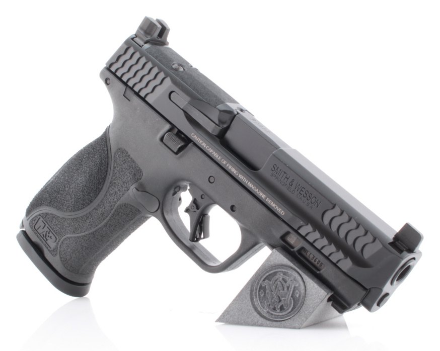 Smith & Wesson M&P9 M2.0 vu de trois quarts, glissière prête pour optique