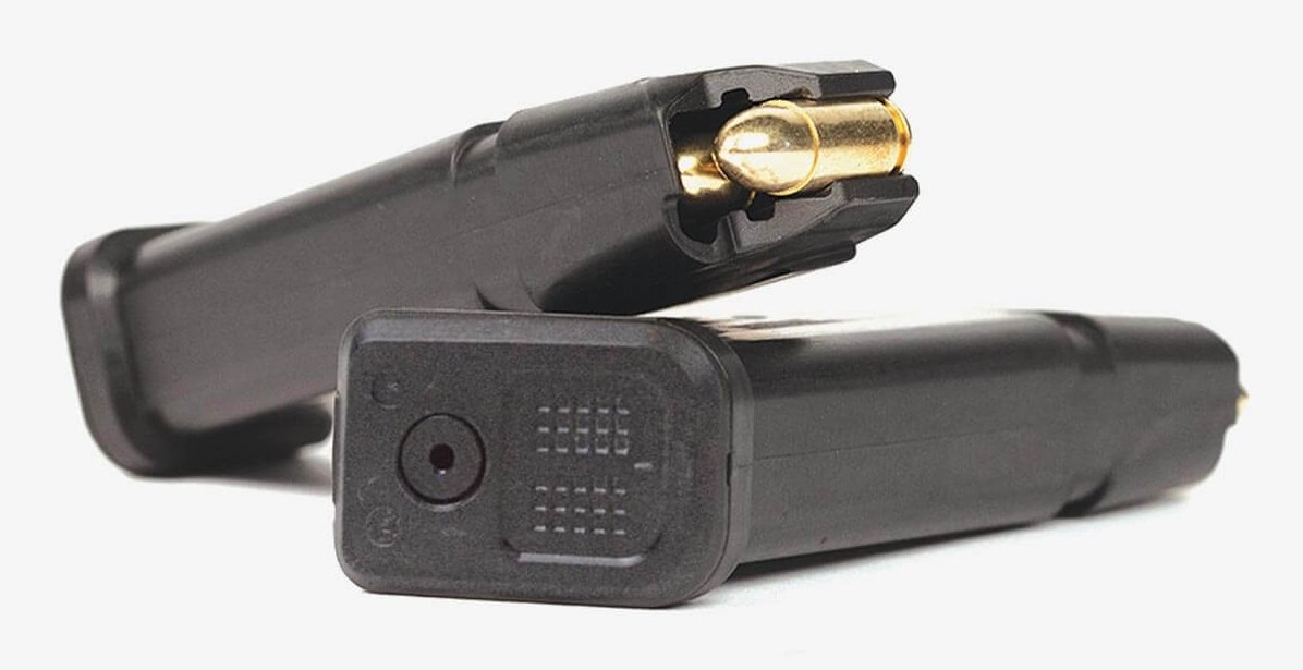 Deux chargeurs Magpul PMAG 17 GL9, l'un posé sur le côté montrant les lèvres d'alimentation